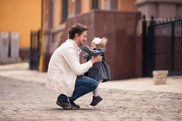 Far tar sin lilla dotter i famnen — Stockfoto