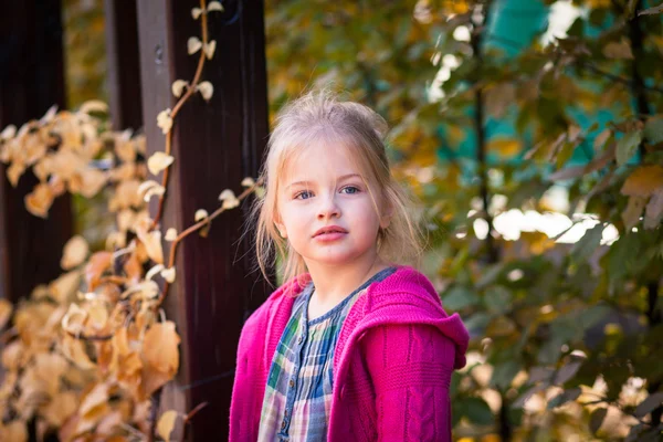 Sorridente divertente bambina in abiti luminosi — Foto Stock