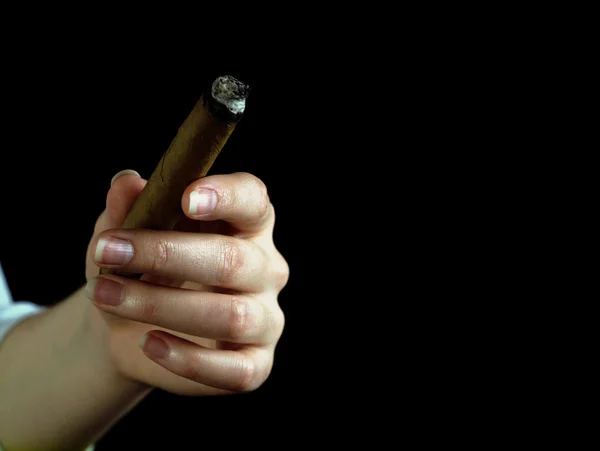 Bir puro el verir — Stok fotoğraf