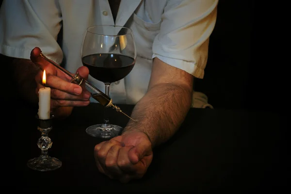 Un uomo che è dipendente dal vino — Foto Stock