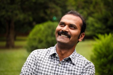 mutlu gülümseyen gün Hint dreaming icra veya çalışan