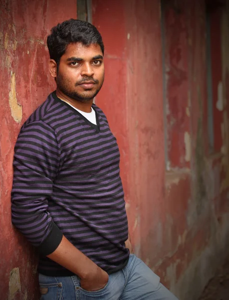 Indian man leaning on a wall causally, relaxed — Stock Photo, Image