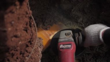 Siperlere sismolojik ölçer yerleştirmek için kovan öğütüyor
