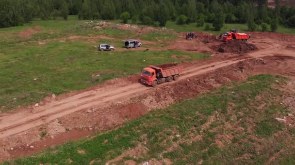 Camión volquete transporta suciedad desde el sitio de construcción abierto — Vídeos de Stock