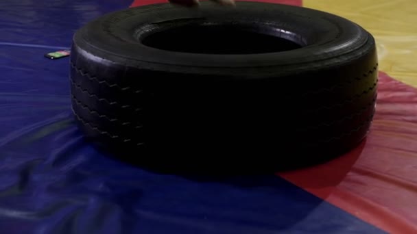 穿着和服的赤脚运动员在训练时跳轮胎 — 图库视频影像