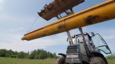 Kasadaki sarı boru hendek kenarındaki kazıcı kovasına asılmış.