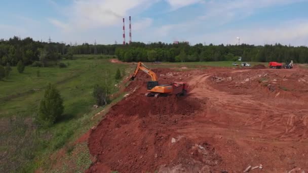 Orange excavator fills workbody of tipper truck with dirt — Stock Video