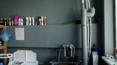 Teçhizat ve raflarla ayakkabı tamir atölyesi