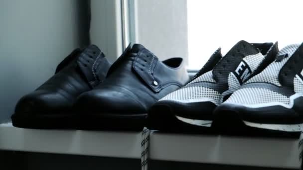 Rangée de chaussures homme renouvelées et chaussures en cuir près de la fenêtre — Video