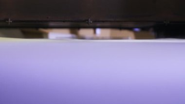 Beyaz malzeme tabakası makine aracının yanına düşer
