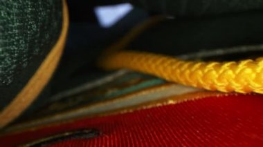 Hokey takımı üniforması için kumaş yığınının içinde hareket