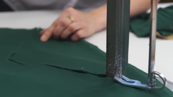 Опытная швея шьет хоккейную форму в мастерской крупным планом — стоковое видео
