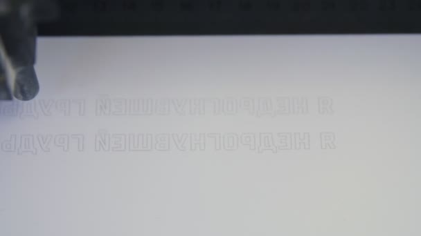 Máquina-ferramenta escreve inscrição para o slogan bordado no tecido — Vídeo de Stock
