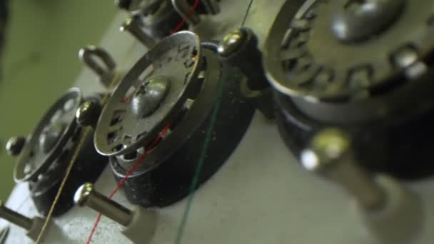 Máquina de bordar com fios coloridos em bobinas de giro — Vídeo de Stock