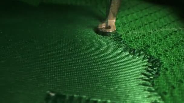 Máquina puntadas detalle decorativo a verde uniforme primer plano — Vídeos de Stock