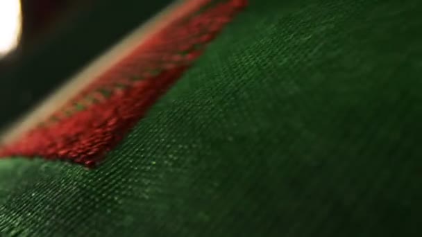 Obrabiarka haftuje czerwony element na mundurze drużyny hokejowej — Wideo stockowe