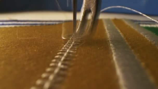 하키 유니폼에 대한 황금의 세부 사항을 업로드하는 기계 도구 — 비디오
