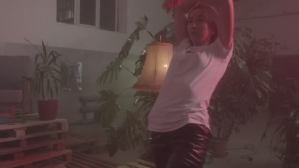 팔레트와 열대 식물 근처에서 춤을 추는 여성들 — 비디오