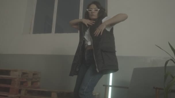 선글라스를 끼고 팔레트에서 춤을 추는 멋진 여성 — 비디오