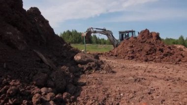 Çalışanlar sipere boru döşemeyi kontrol ediyorlar.