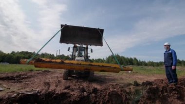 Siperlerden ve işçilerden tamir edilmiş boru sürücüleri olan kazıcı.