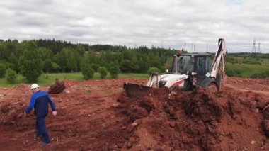 Kazı işçisi siperdeki sismografik sensörü aldı.