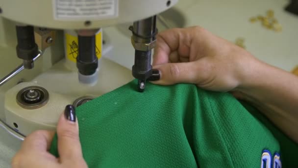 Seamstress faz furos para ilhós em uniforme com máquina — Vídeo de Stock