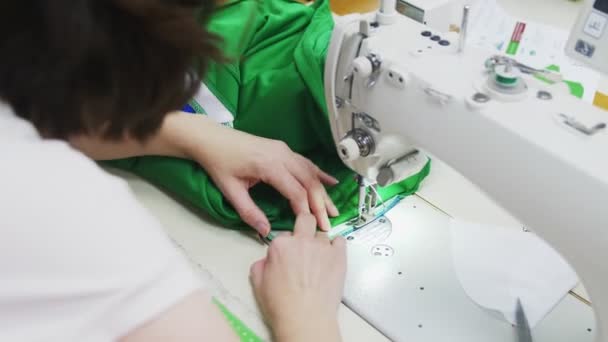 Seamstress faz costura serging na borda do tecido com máquina — Vídeo de Stock