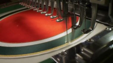 Dikiş atölyesinde hokey takımı logosu nakışlıyor
