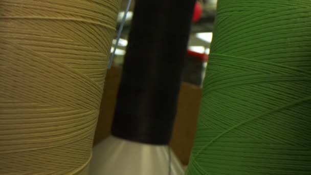 Movimento através do conjunto de bobinas com diferentes fios na prateleira — Vídeo de Stock