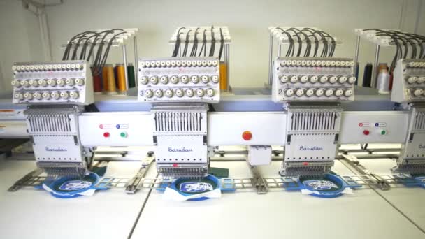 Maszyna do haftowania robi zdjęcia na tkaninie w warsztacie szycia — Wideo stockowe