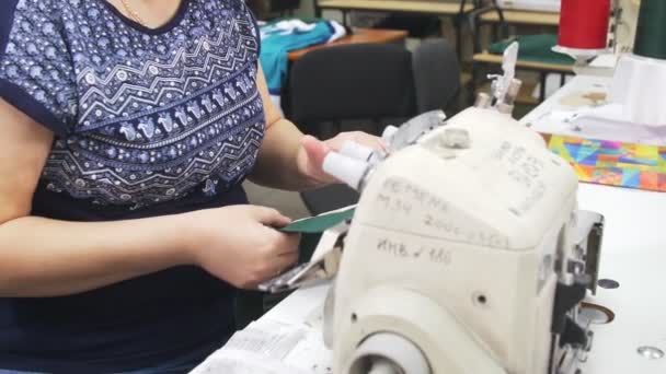 Alfaiate costura detalhes para uniforme de hóquei na mesa na oficina — Vídeo de Stock