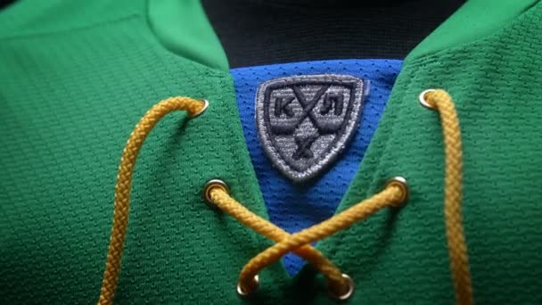 Logotipo del club de hockey popular en el primer plano de camisa uniforme verde — Vídeos de Stock