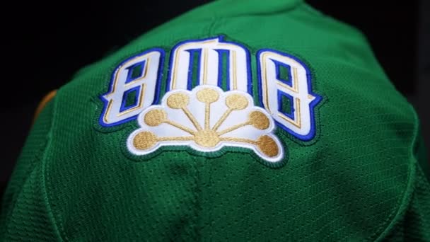 绿色制服衬衫肩上曲棍球棒的符号 — 图库视频影像