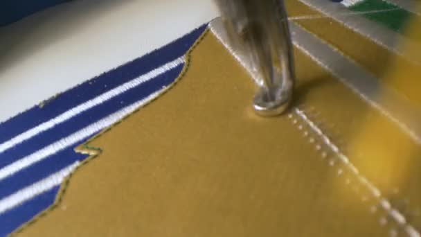Máquina de bordado hace rayas blancas en el símbolo del club de hockey — Vídeos de Stock