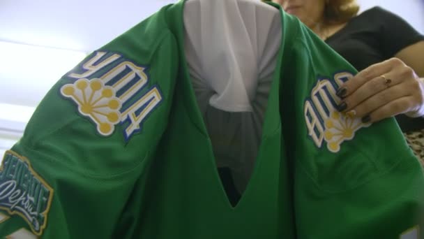 Donna operaia ferro da stiro verde hockey camicia uniforme con loghi — Video Stock