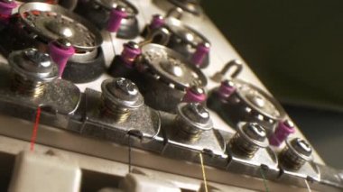 Hokey kulübünün üniformasını dikmek için farklı türde işler.