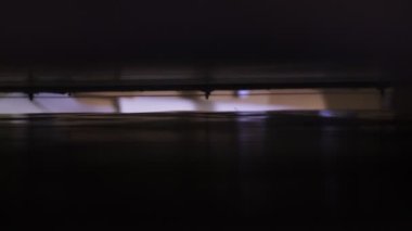 Makine dikiş kalıpları yapmak için beyaz kumaşın üzerinde hareket eder