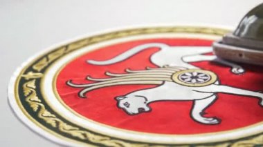 Dükkanda kanatlı panter olan parlak hokey takımı logosunu ütülemek