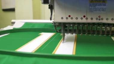 Modern nakış makinesi aracı hokey üniformasında numara yapar