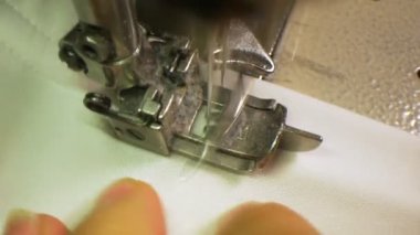 Terzi, hokey takımı üniformasını beyaz kumaştan diker.