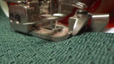 Hokey üniformasının parçalarını eski makine aracıyla dikmek