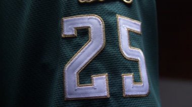 Koyu arkaplanda yeşil hokey takımı üniforması numarası.