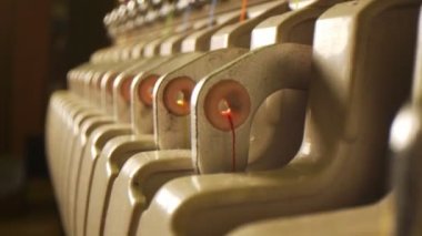 Modern otomatikleştirilmiş nakış makinesinin metal detayları