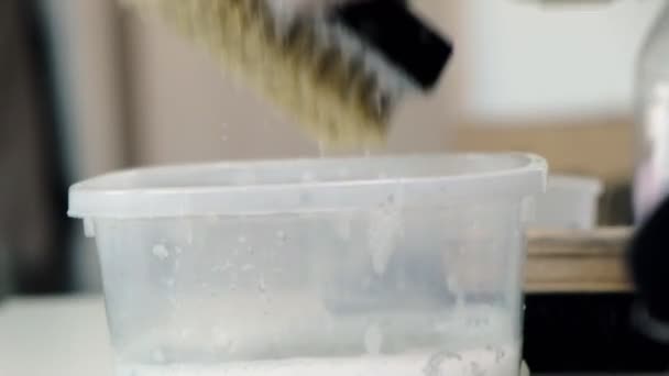 洗剤のきれいな靴の容器にブラシを入れる人 — ストック動画
