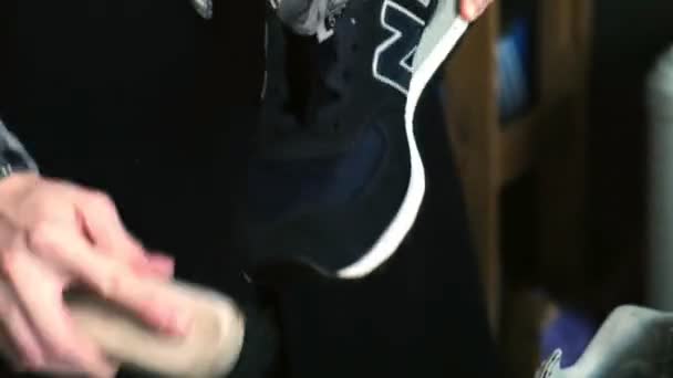 Donna pulisce sneaker con pennello e mette shoetree all'interno — Video Stock