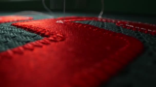 Stroj vyšívání červené číslo na zelené hokejové uniformě — Stock video