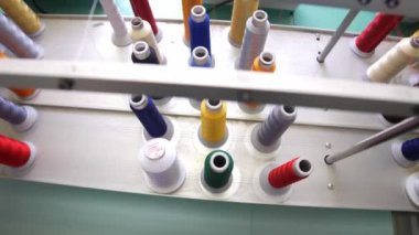 Rafta farklı ipliklerle bobin kümesinin üzerindeki hareket