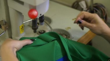 İşçi, yeşil hokey üniformasına altın gözlük takıyor.