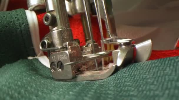 Шитье деталей ткани для хоккейной формы с машиной — стоковое видео